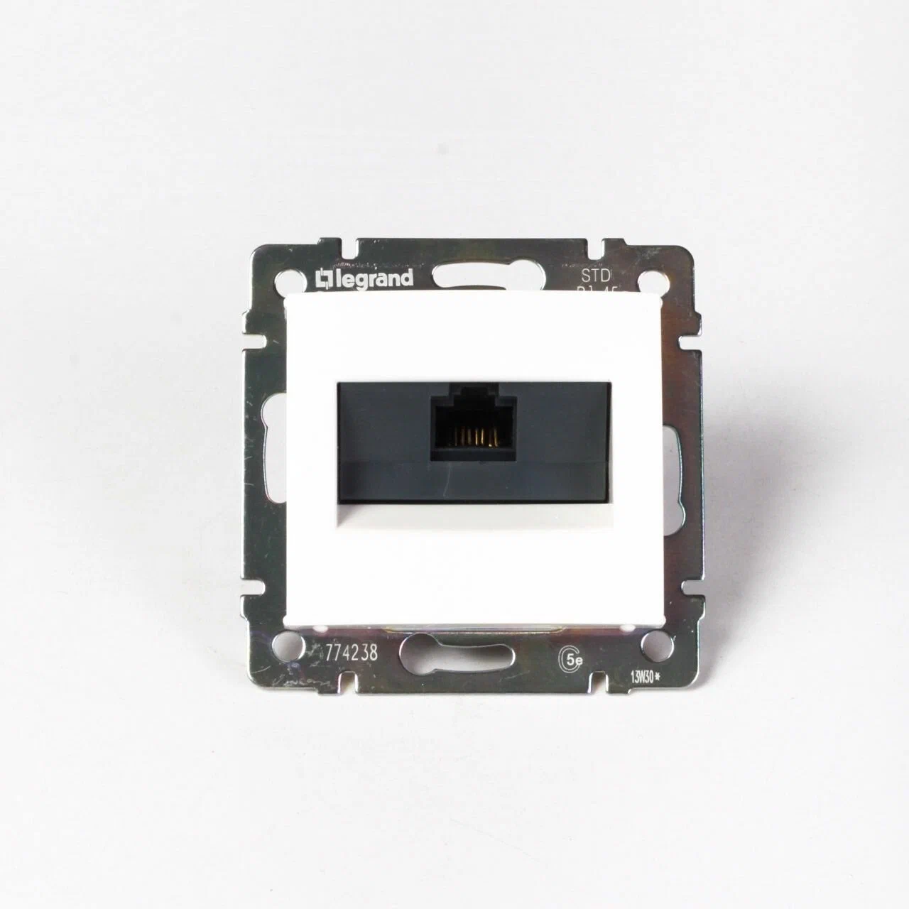 Розетка Legrand Valena 774238 RJ45 интернет белый