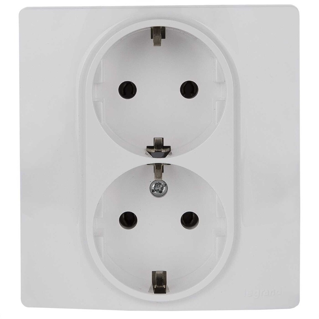 Розетка штепсельная Legrand Etika Plus 672233